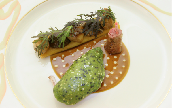 "Gremillon" pigeon in wasabi crust with ginger oil juice, potato crisp and roasted mushrooms (© Bruno Menard)