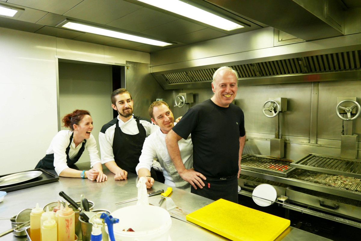 Victor Arguinzoniz and his team at the kitchen