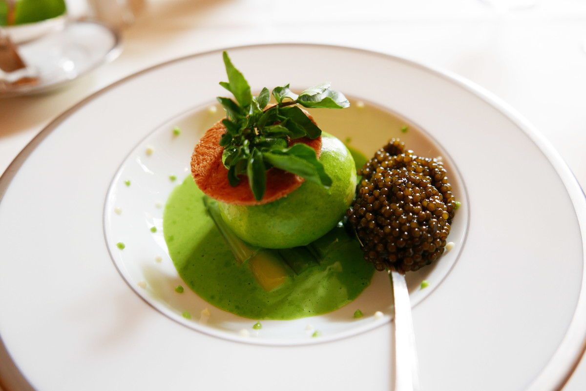 Egg with asparagus and caviar