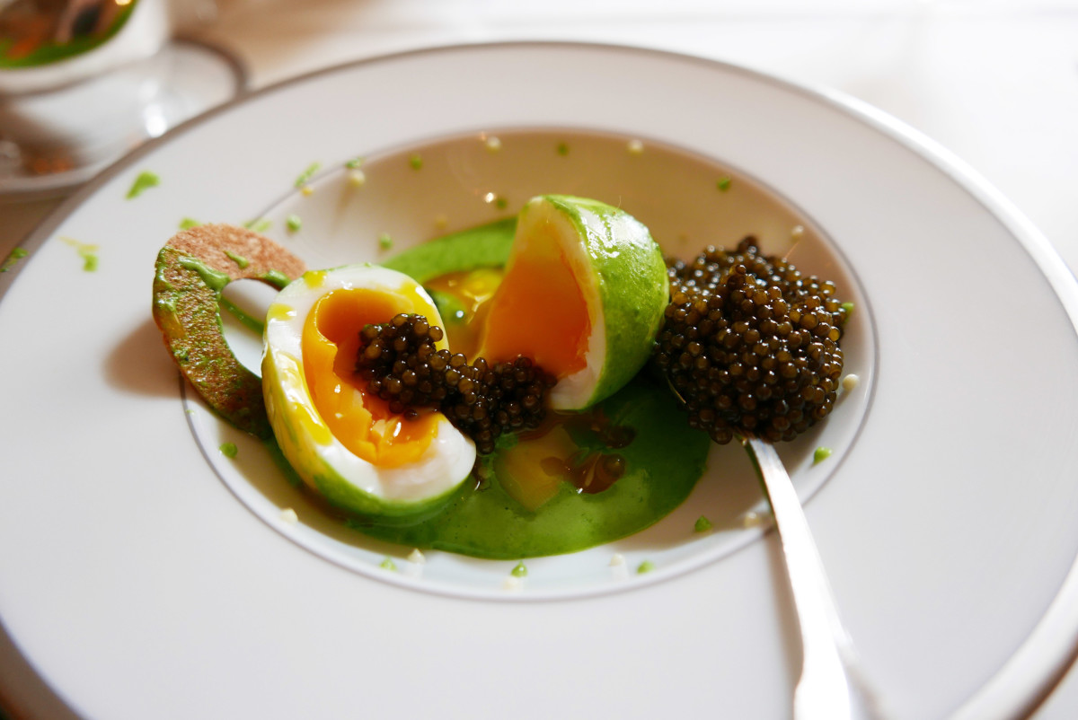 Egg with asparagus and caviar