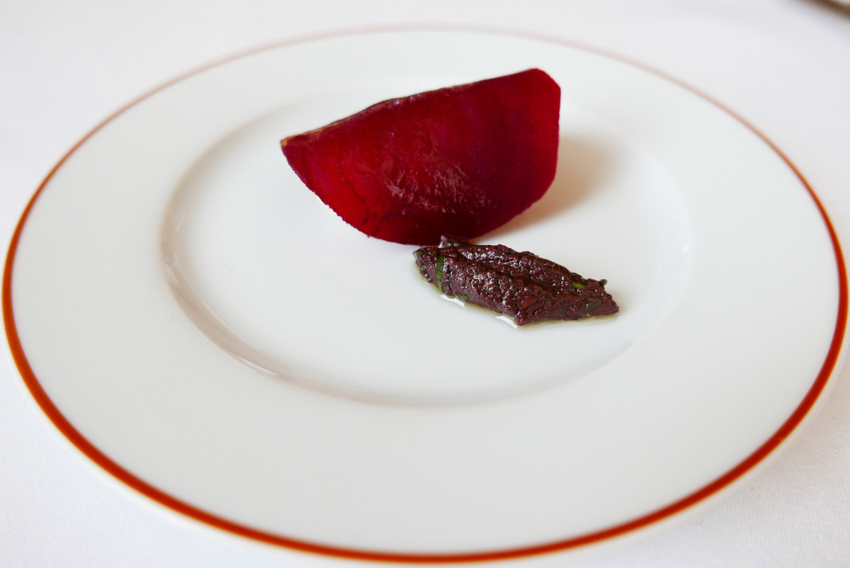 Sushi with beetroot and black olives tapenade. The rice (hidden under the beetroot) could easily compete with the perfect rice cooked by sushi masters in Tokyo.