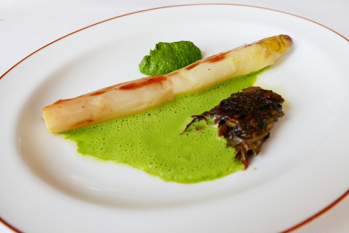 Asparagus with sorrel sauce