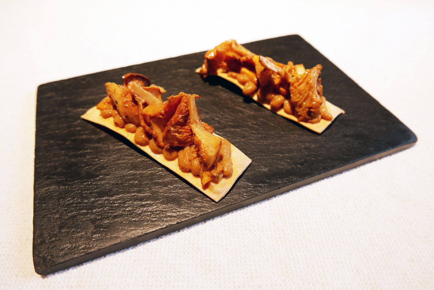 Cracker with chanterelle mushrooms