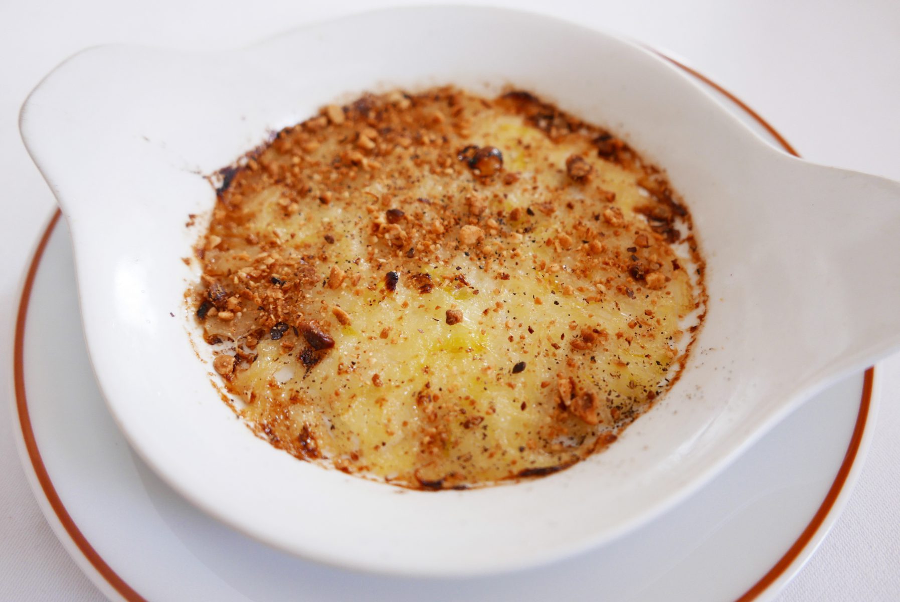 Gratinated onions with hazelnuts