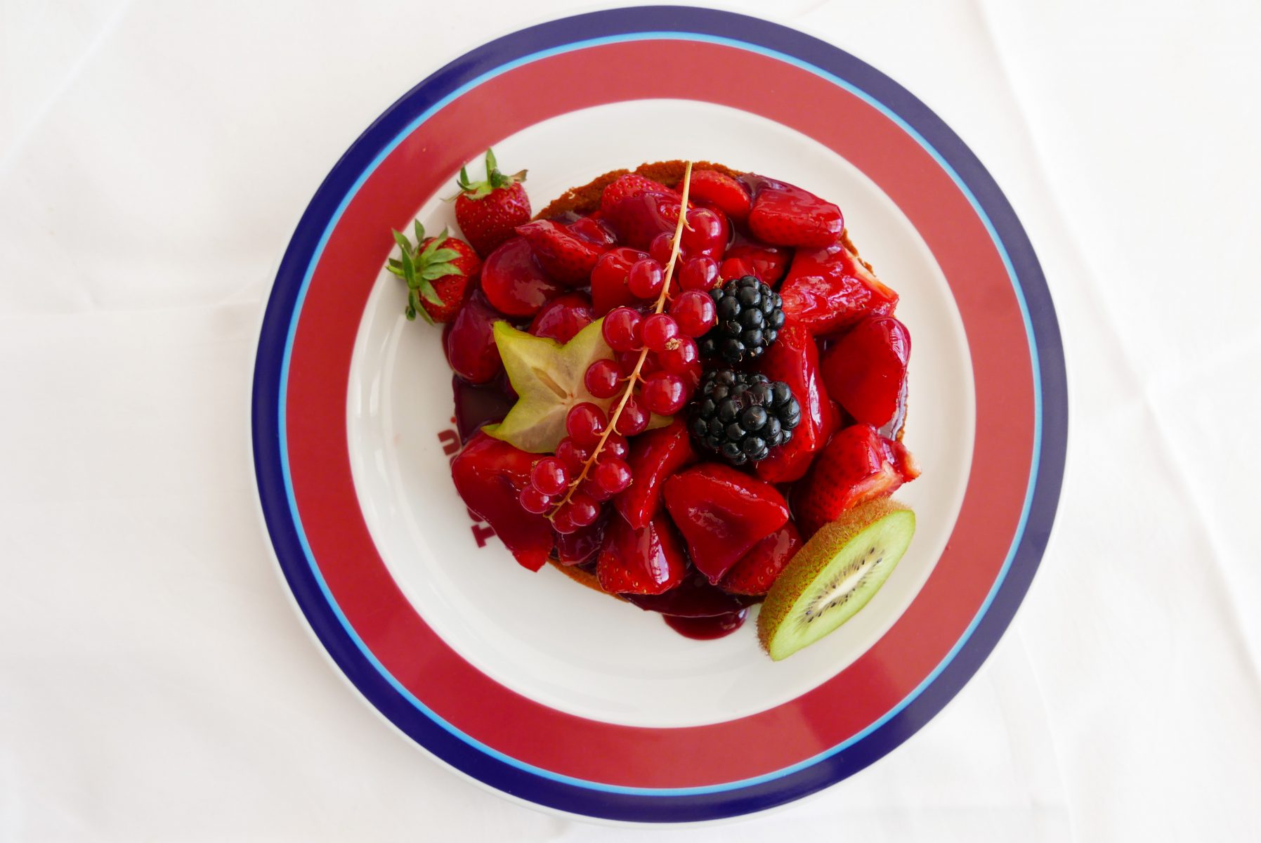 Giant tart with berries 