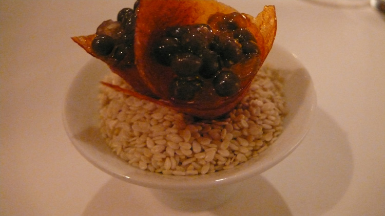 caviar of olives in the crunchy caramelized cup