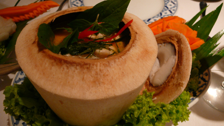 Shrimps in fresh coconut with green curry