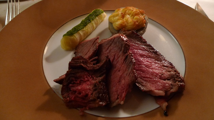 La côte de boeuf Black Angus aux deaux sauces, pommes soufflées