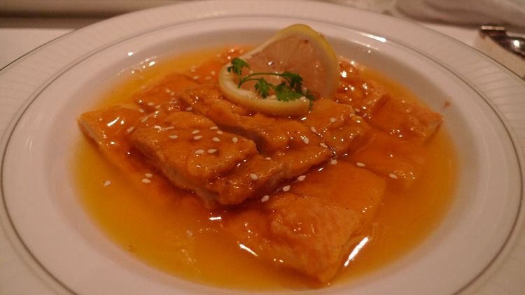 Crispy chicken fillets with sesame in lemon sauce