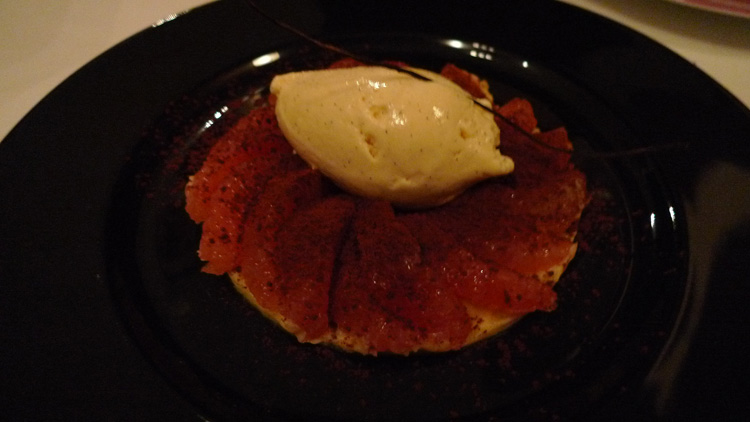 Grapefruit tart with ice cream