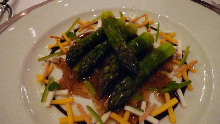green asparagus with "mimosa" condiment