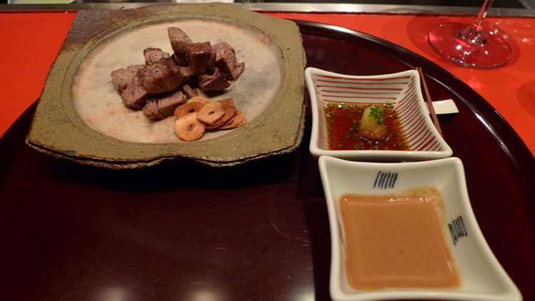 The teppanyaki of chateaubriand served with fried garlic