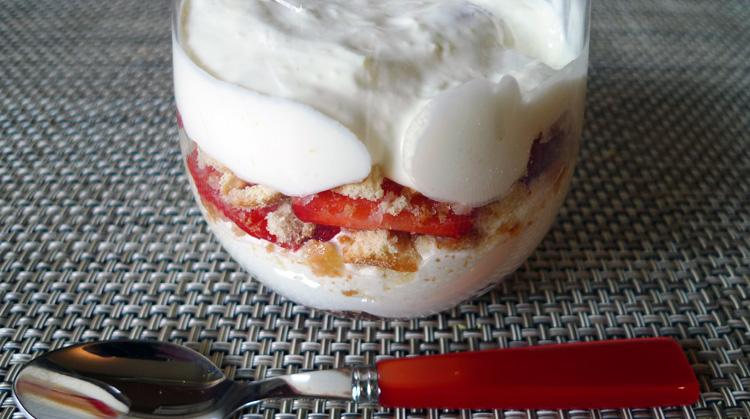 Strawberry trifle with lemon