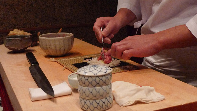 The dinner was finished with fatty tuna roll with chives