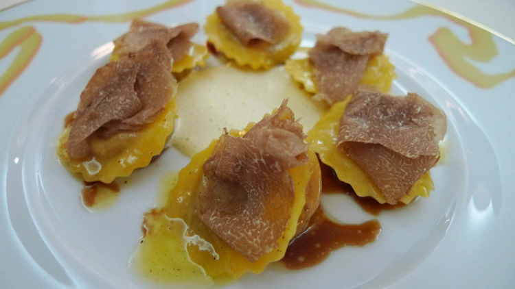 "Raviolis de foie gras a la truffe blanche , sauce supreme et jus tranche" 