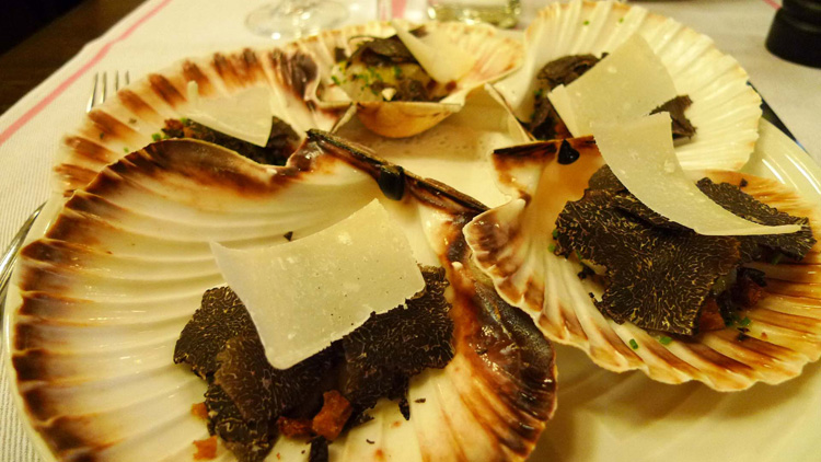 Marinated scallops with olive oil, parmesan and black truffles shavings