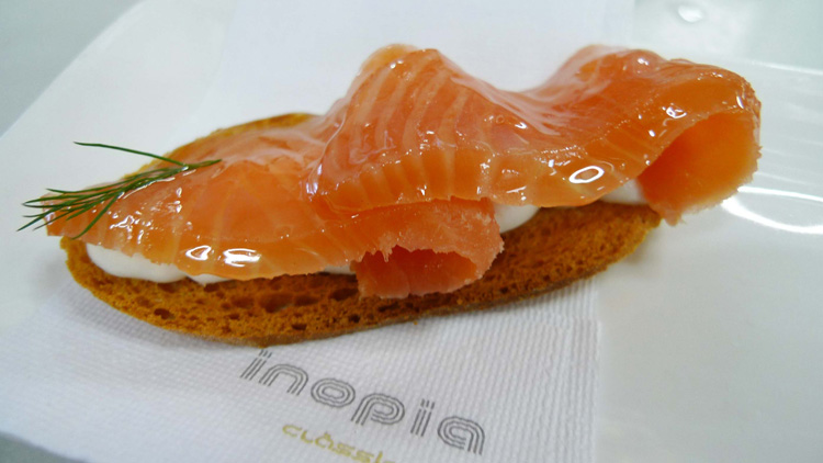 Bruschetta with smoked salmon, yoghurt and honey.