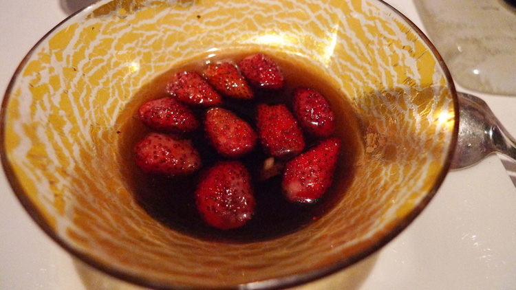 Hot strawberries with hare soup and fame meet canapée.