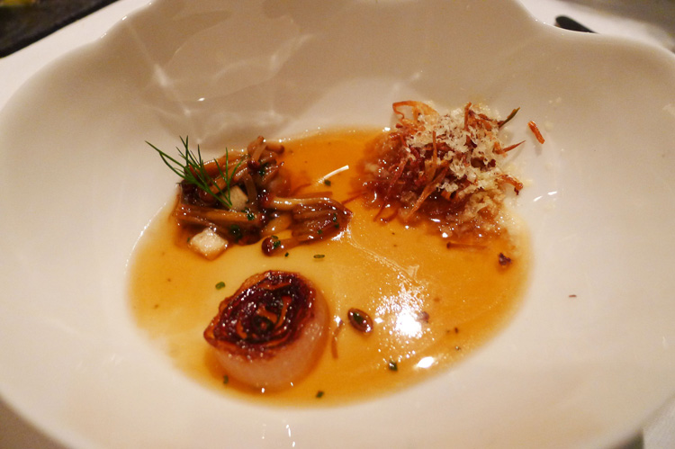 A broth of grilled onions