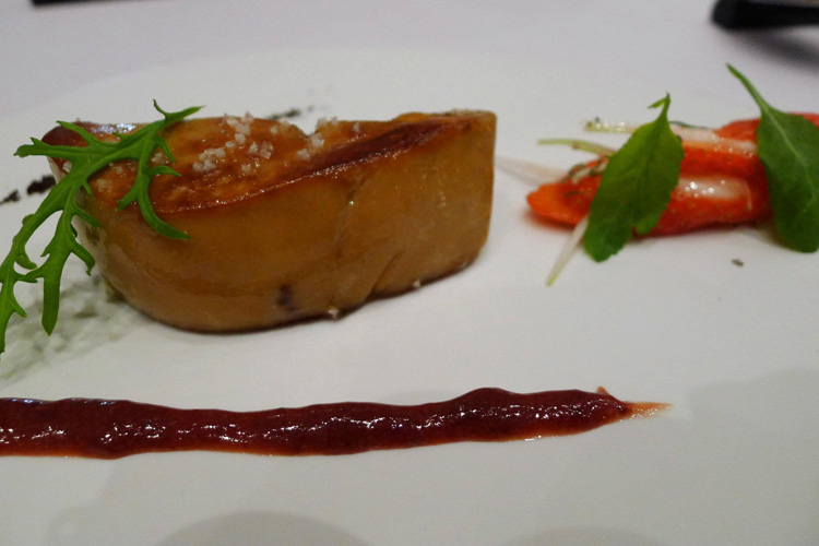 Pan-fried foie gras with Marcillac strawberries sauce and their salad