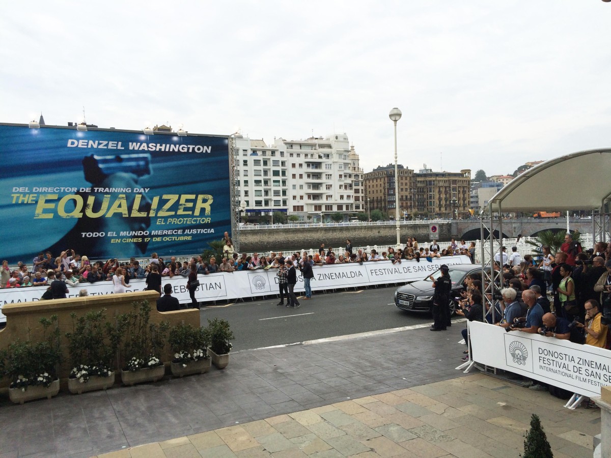 Crowds waiting in front of Maria Cristina hotel- the place to be during the festival