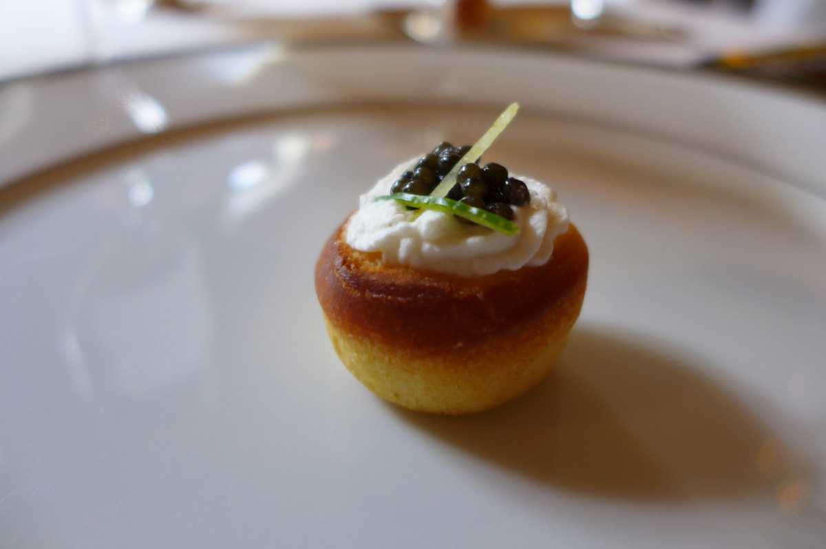 The first amuse bouche : choux pastry with cream and caviar