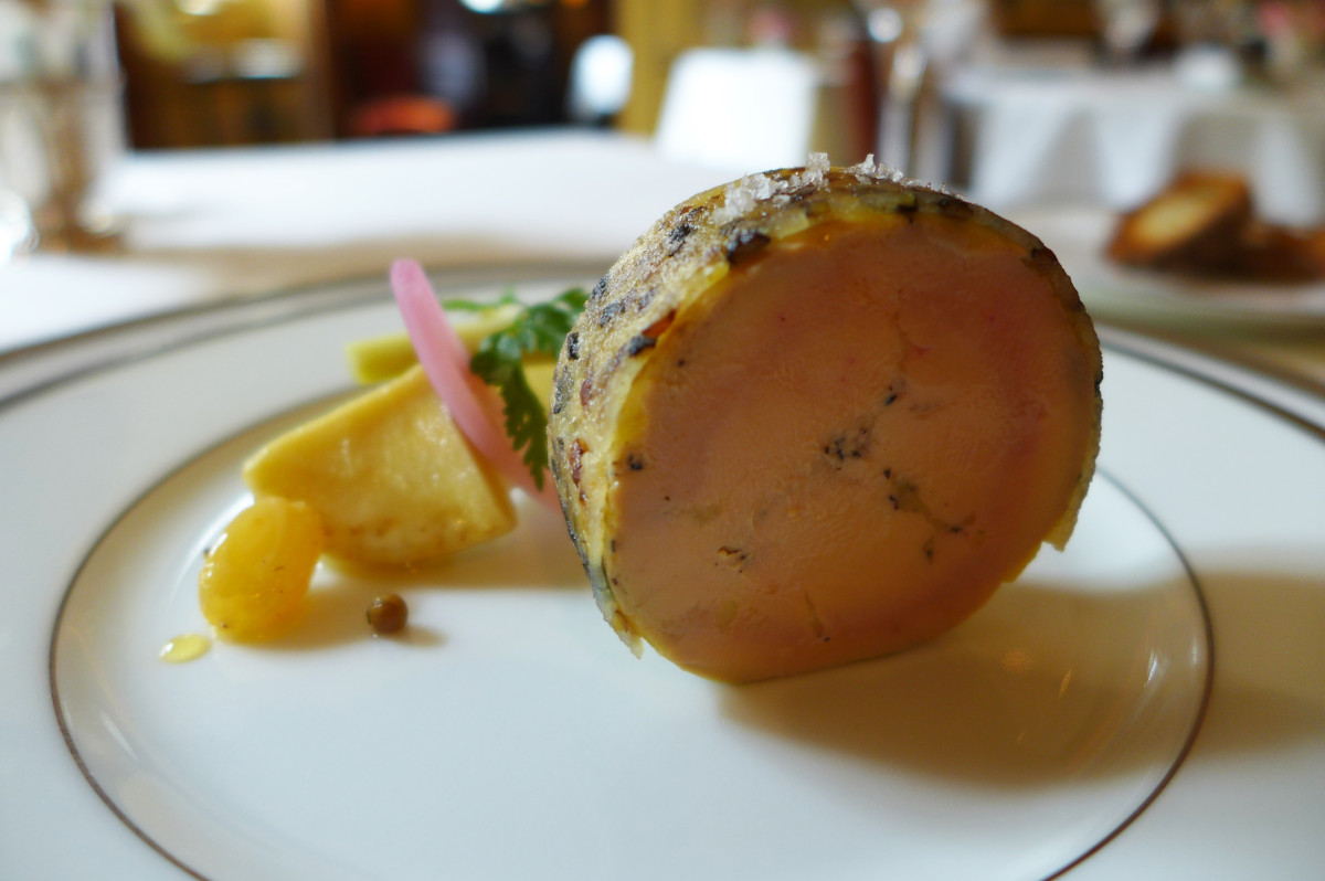 The second amuse bouche : foie gras with pepper crust