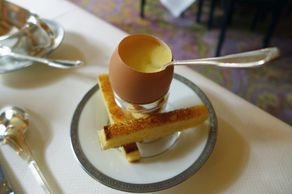 Soft boiled and boiled eggs with watercress sabayon, green asparagus and caviar 