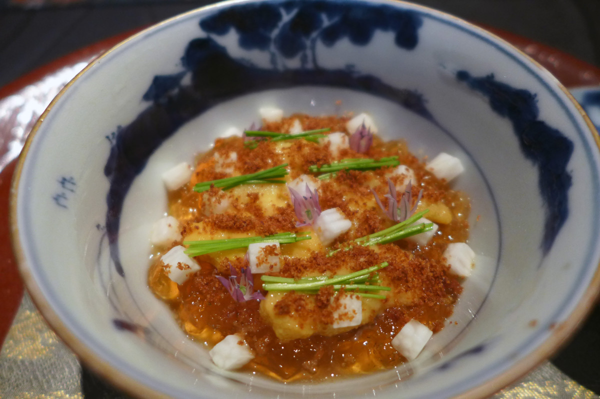 Egg custard with fresh sea urchins and fragrance with three varieties of onions