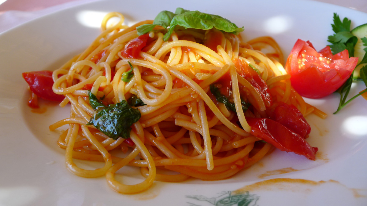 Spaghetti with tomatoes at La Fontelina
