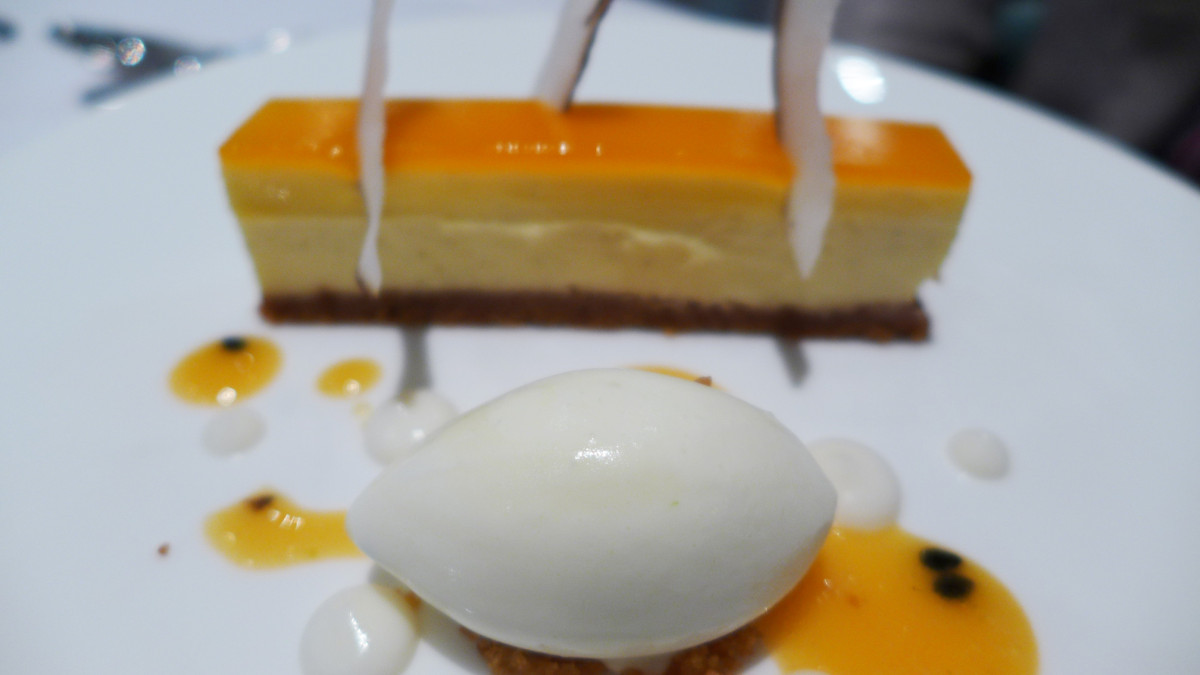 Cheesecake with passion fruit, lime and coconut
