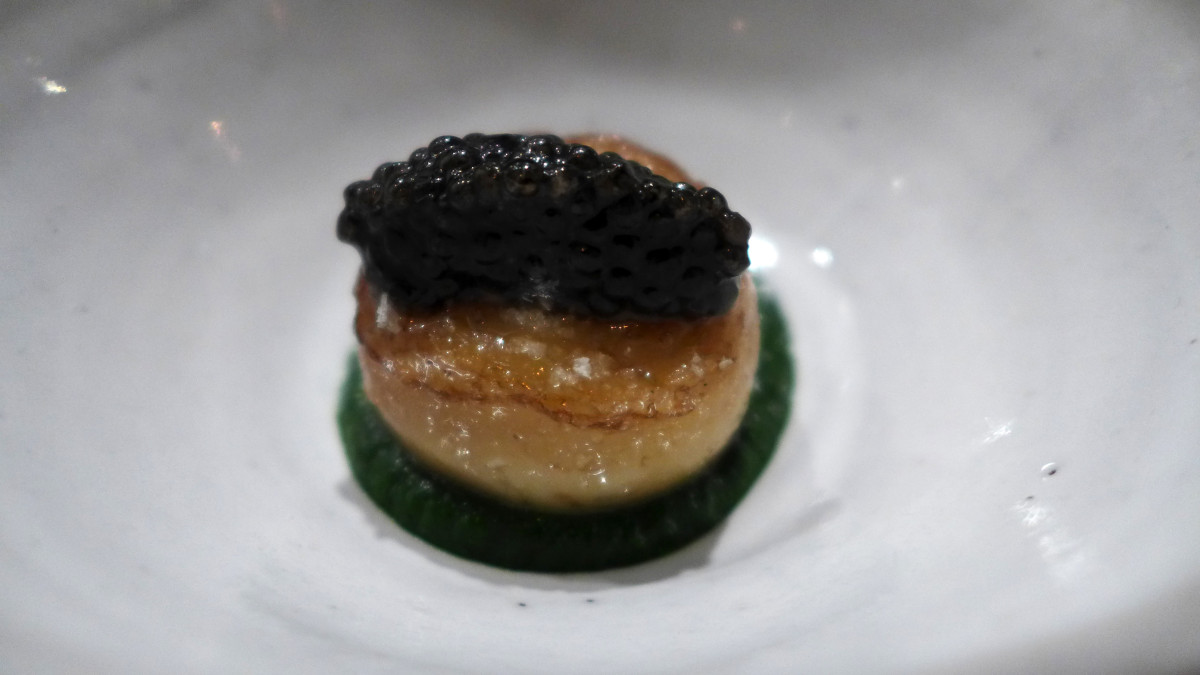 Bone marrow with smoked parsley, smetana and caviar.