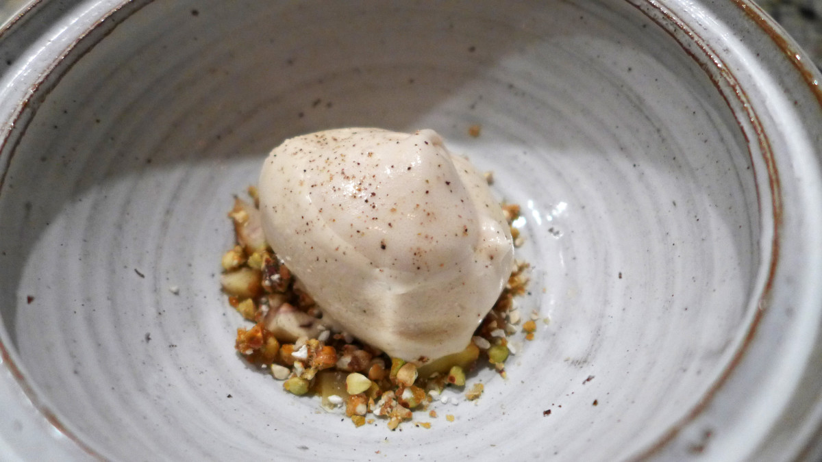 Ice cream of toasted buckwheat, whipped brown ale, chestnuts and caramel of chestnut honey.