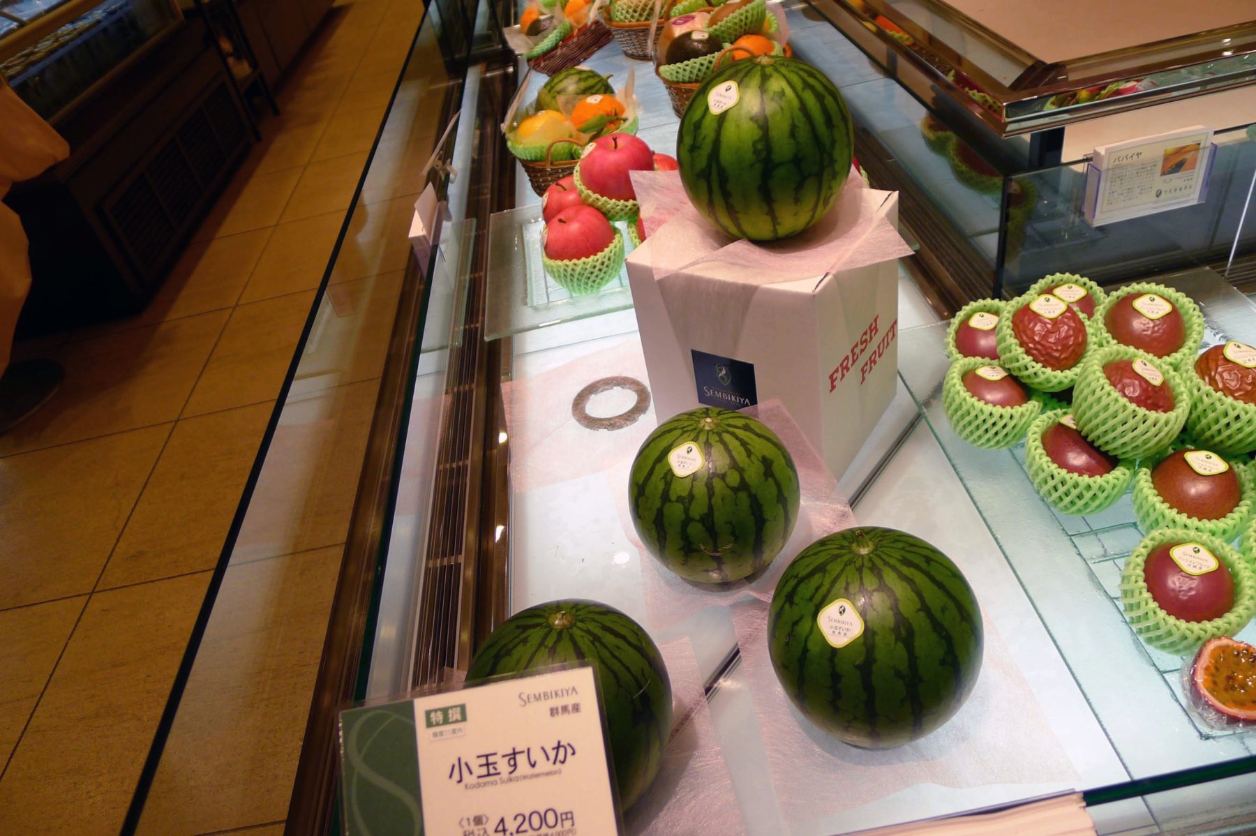 luxurious fruit store Senbikiya