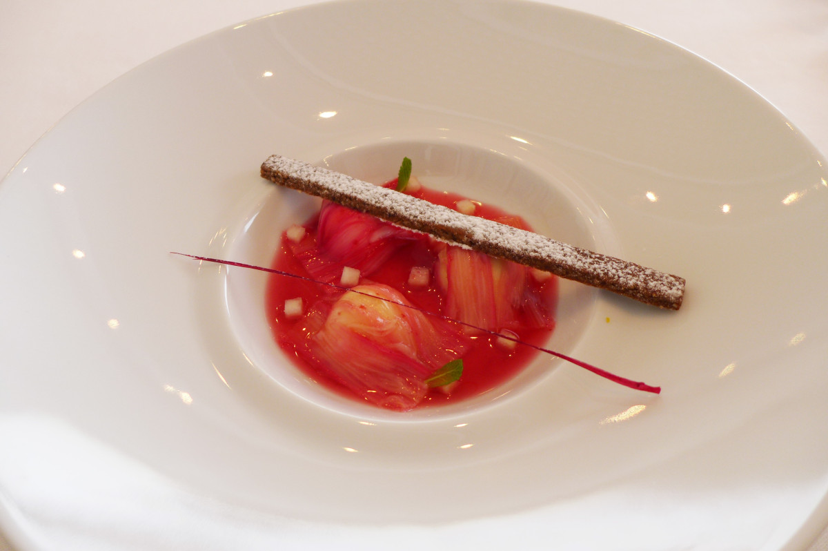 Sweet Garden: rhubarb ravioli filled with yogurt and ginger, with rose and hibiscus flowers flavor, and sweet bread sticks with cinnamon