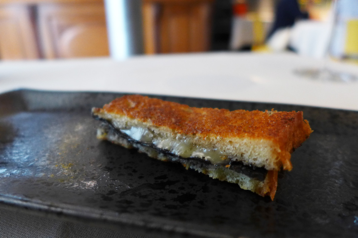 Croque- monsieur with cheese and black truffles