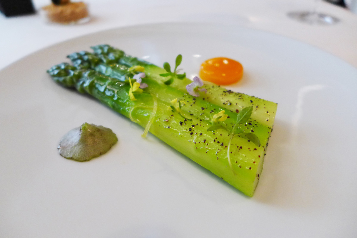 Green asparagus with sumac, green mango with saffron