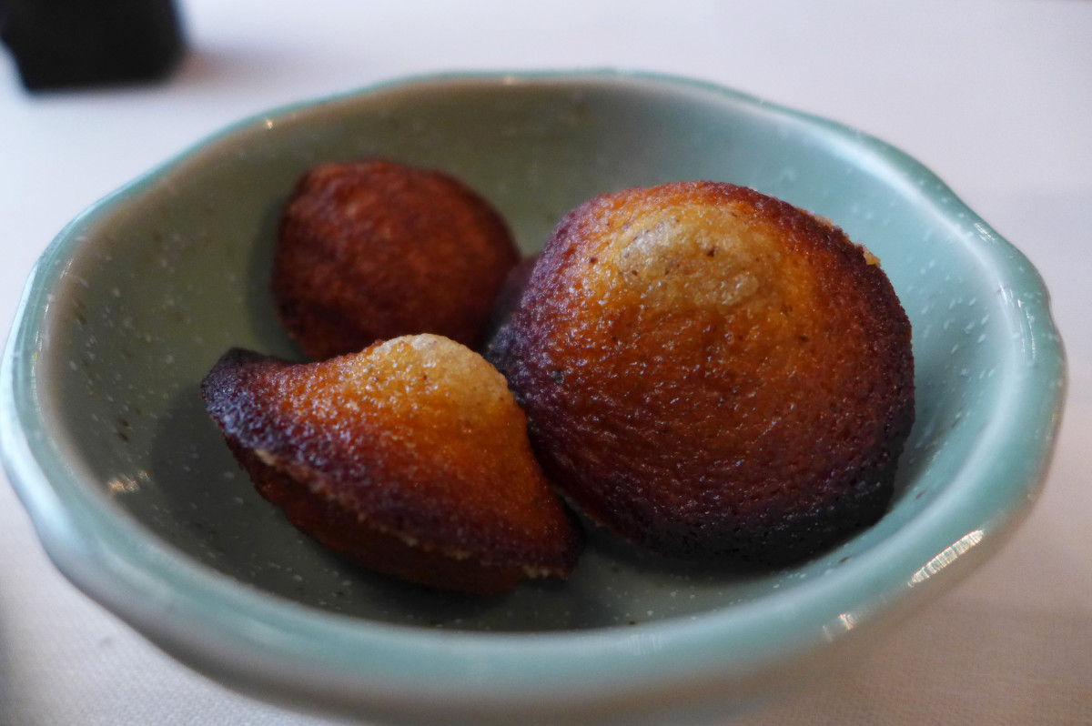 Warm and fragrant madeleines with honey