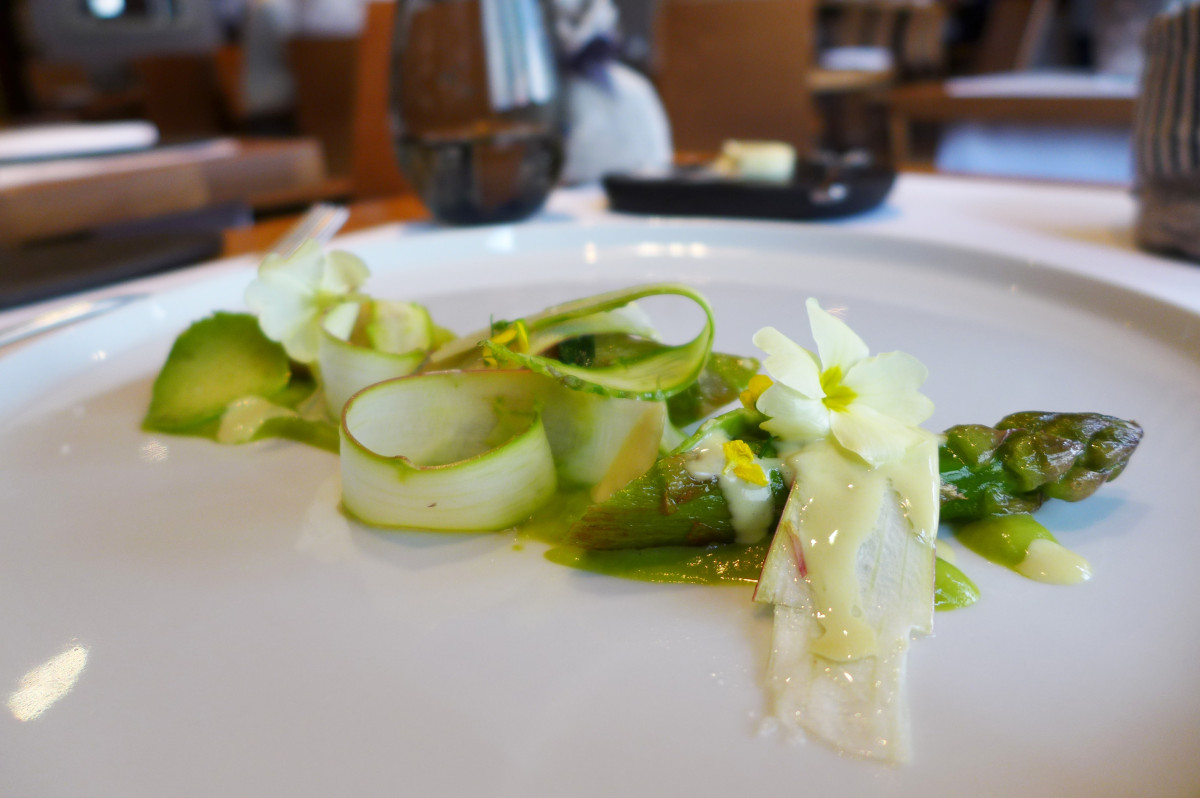 Green asparagus, avocado, pistachio sauce