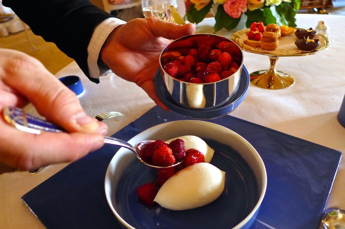 slightly cooked wild strawberries with mascarpone ice cream