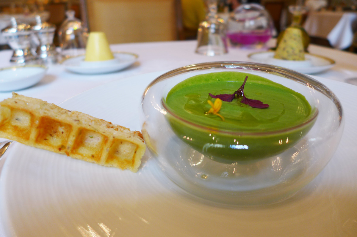 Cold green peas soup