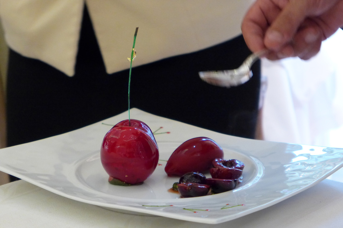 Burlat cherries and pistachios dessert