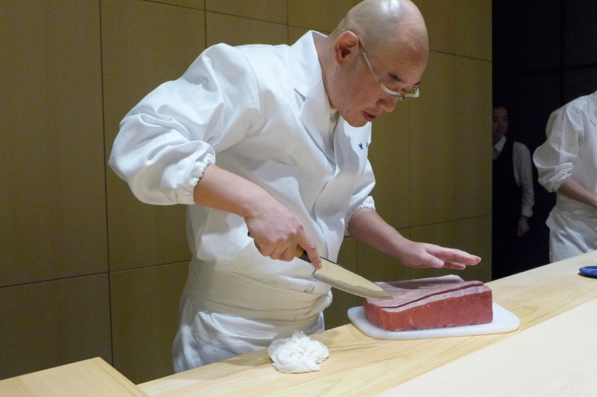 Mitsuhiro Araki slicing the tuna from Ireland