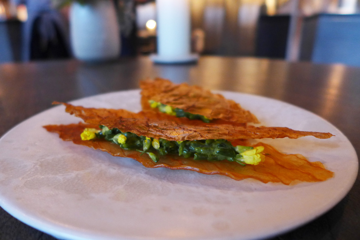 Fried white cabbage leaves with samphire. Simple, made of cheap ingredients and so good...