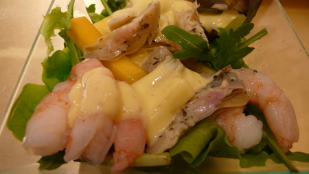 Salad with shrimps and mango