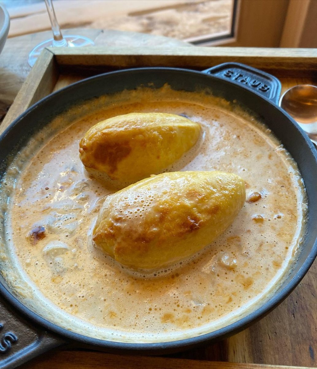 Pike quenelles with Américaine sauce and champignons