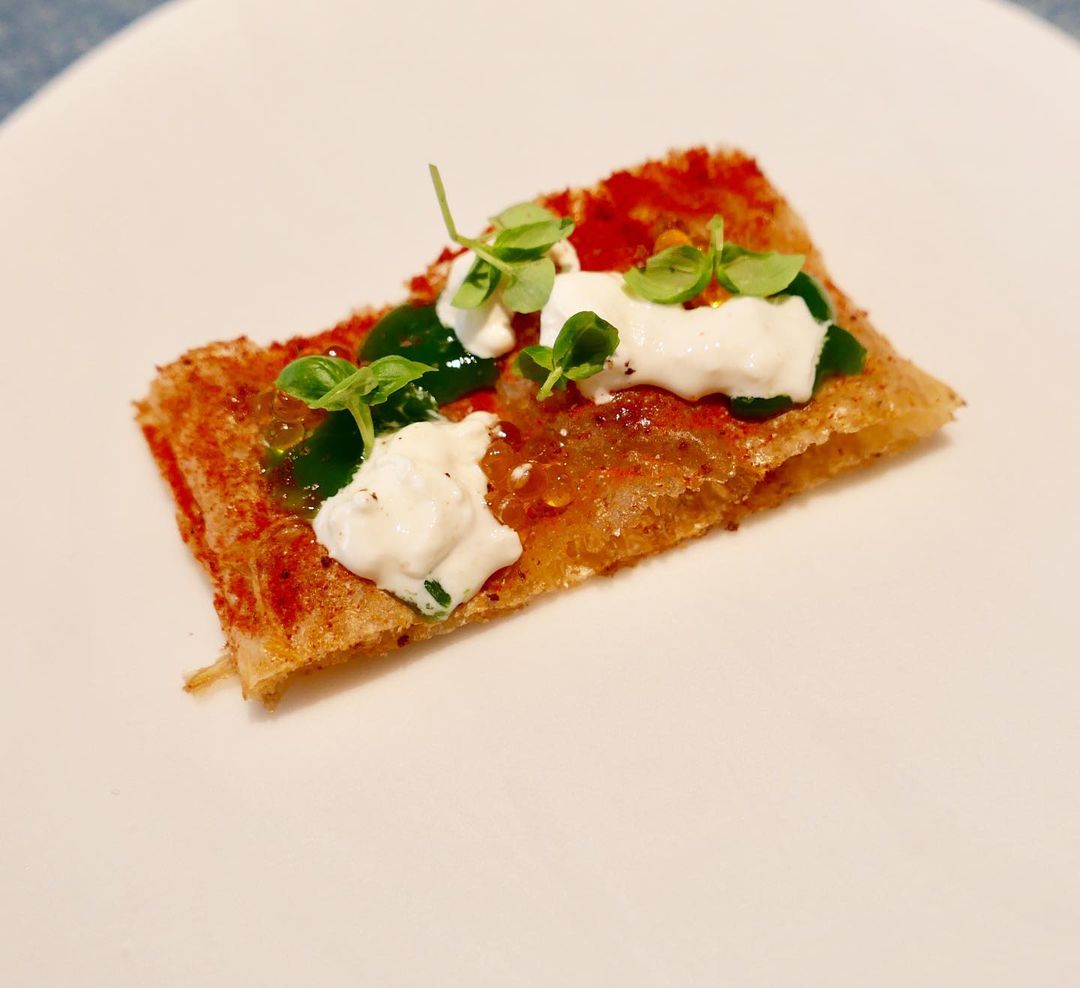 Flour free "coca-pizza", basil stem, pesto "polvorón"