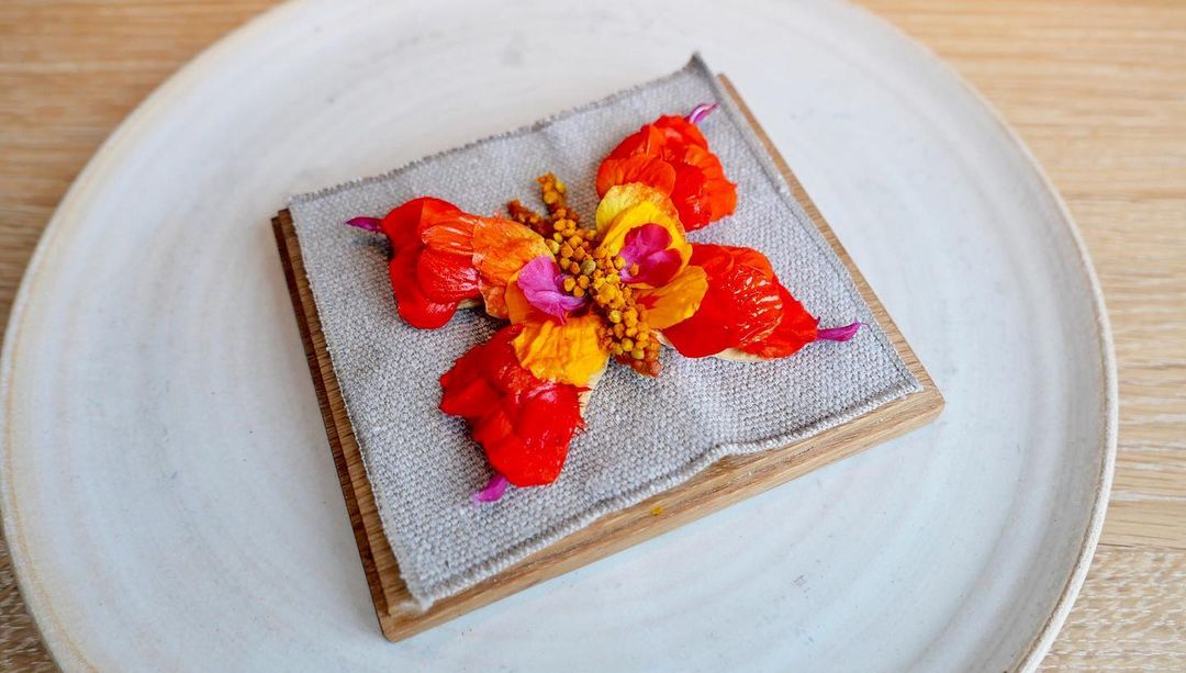 Flowers marinated with pollen