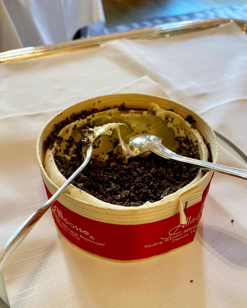 Feuilletté de truffe fraîche "bel humeur", salade frisée à la crème