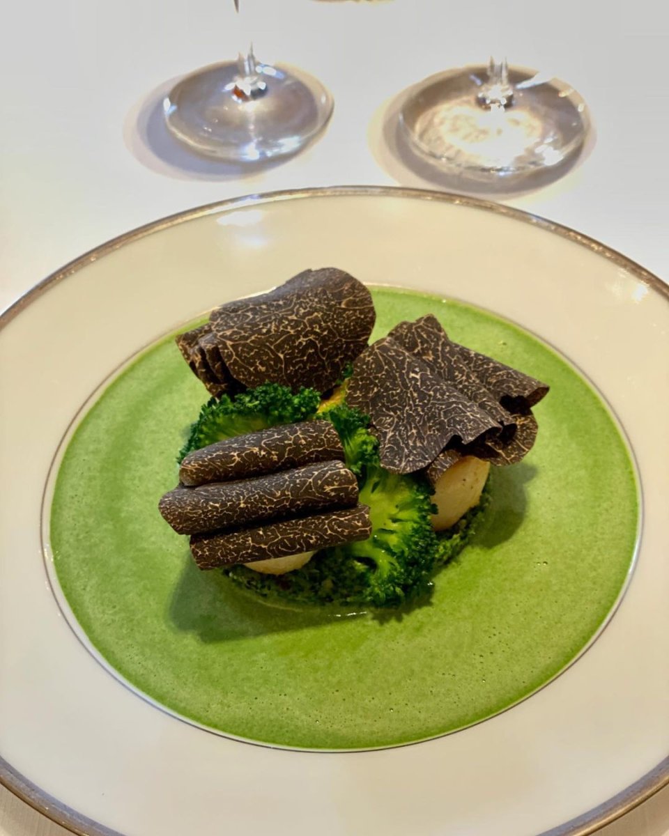 Viennoise de noix de Saint- Jacques aux brocoli, truffe fraîche